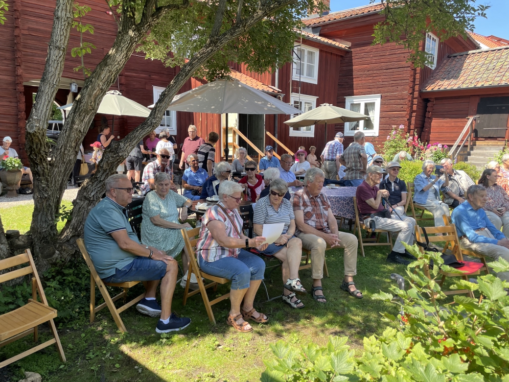 en fo&#776;rva&#776;ntansfukll publik redan kl 13