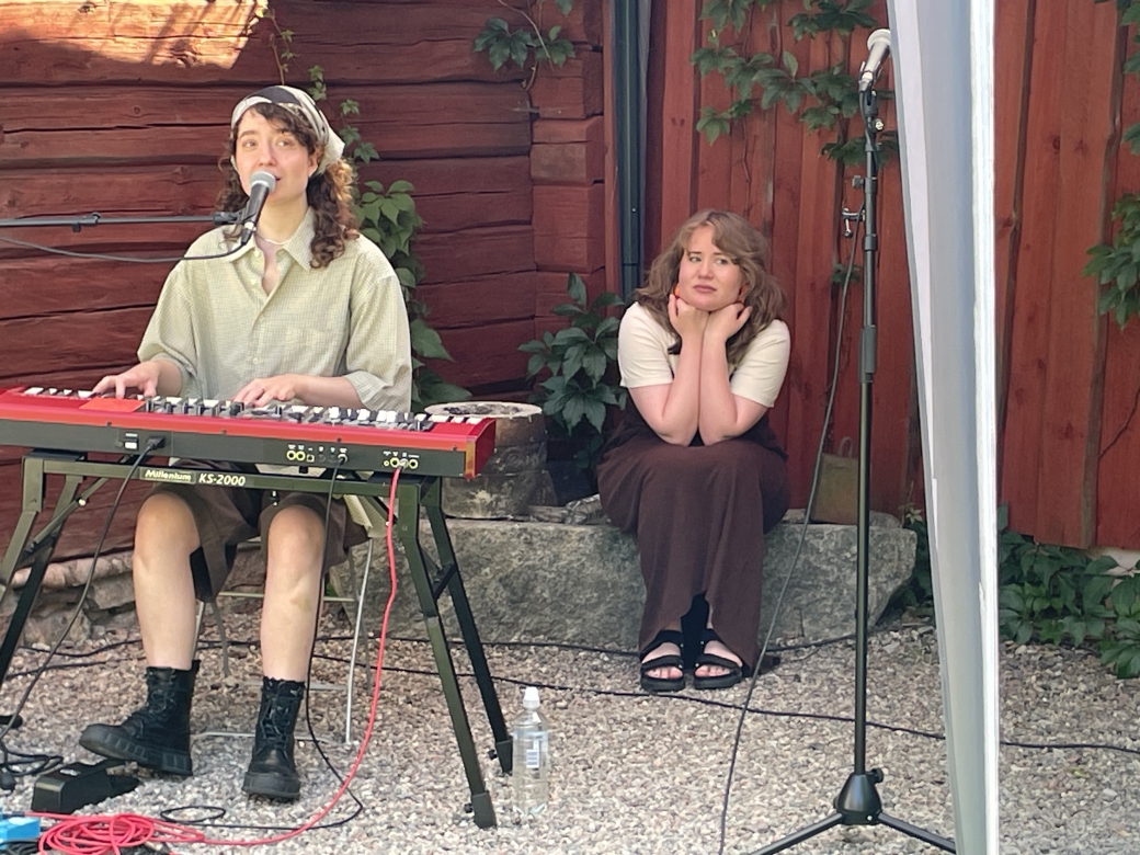 Angelina & Ingrid kikar tlll va&#776;nster