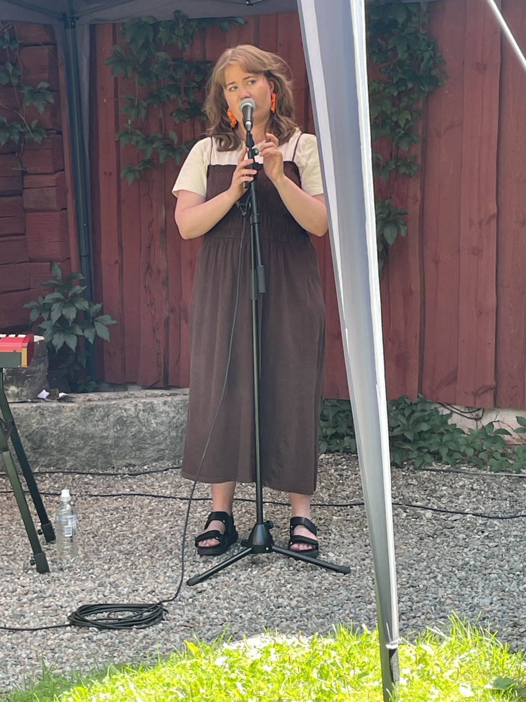 Ingrid ser na&#778;t till va&#776;nster