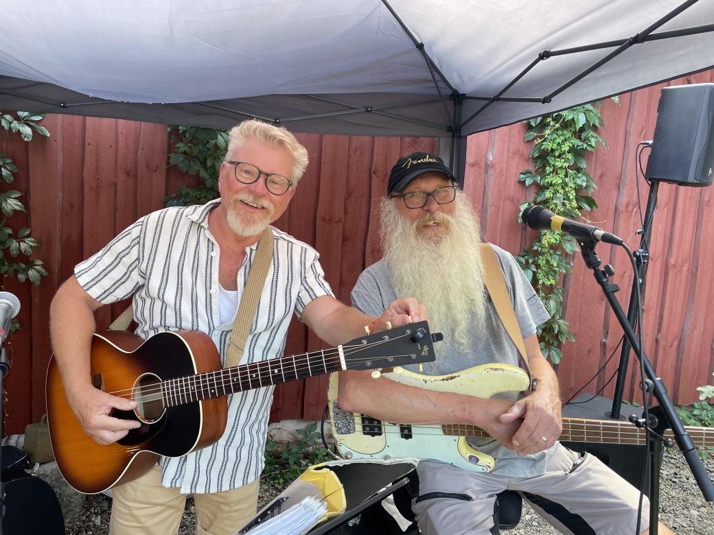 2 glada musikanter Liten & Stor sta&#776;mmer gitarrerna