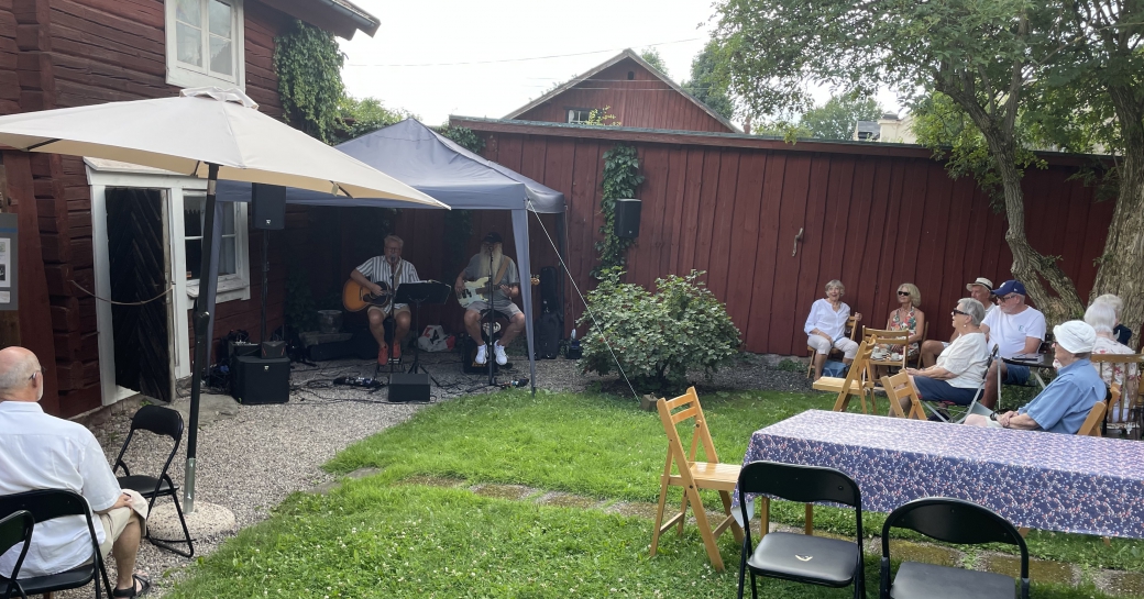 beso&#776;karna och musikanterna ho&#776;ll sig i skuggan