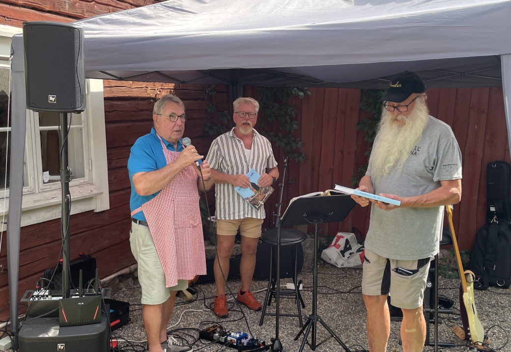 Kjell tackar fo&#776;r trevlig underha&#778;llning med va&#778;r bok om Torska&#776;lla