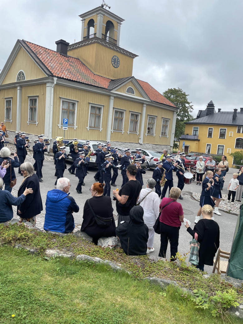 Eskilstunagardet pa&#778; marsch pa&#778; Lilla gatan mot Bergstro&#776;mska ga&#778;rden