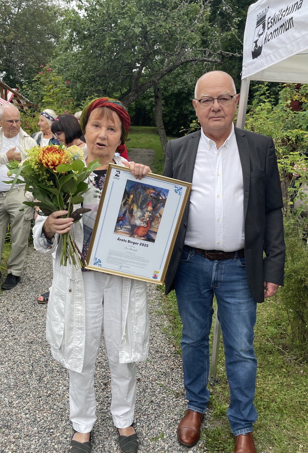 A&#778;sa med blommor och Birgerstavlan o&#776;verla&#776;mnad av na&#776;mndens ordf. Lars-Go&#776;ran Karlsson