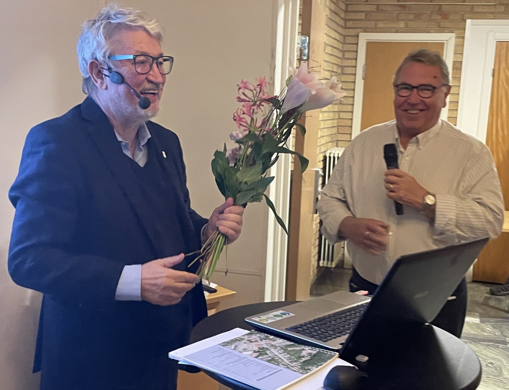 Kjell tackar Tryggve fo&#776;r ett utma&#776;rkt fo&#776;redrag