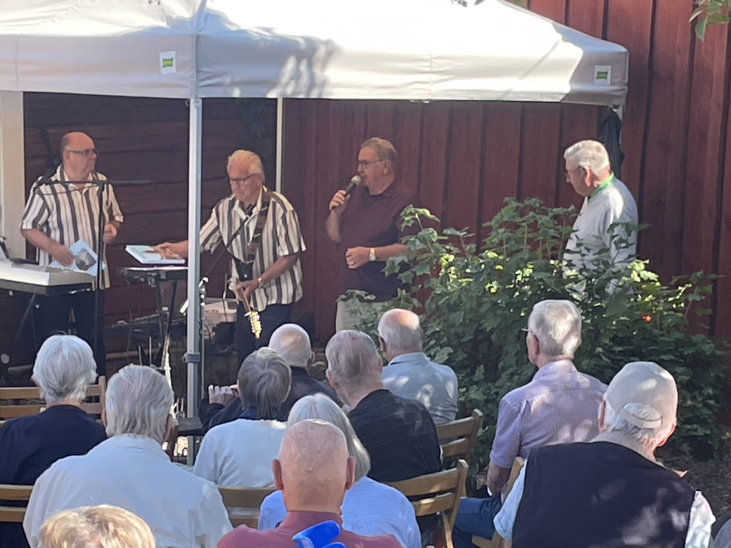 Kjell hälsar Curt-Görans orkester välommen tii BG