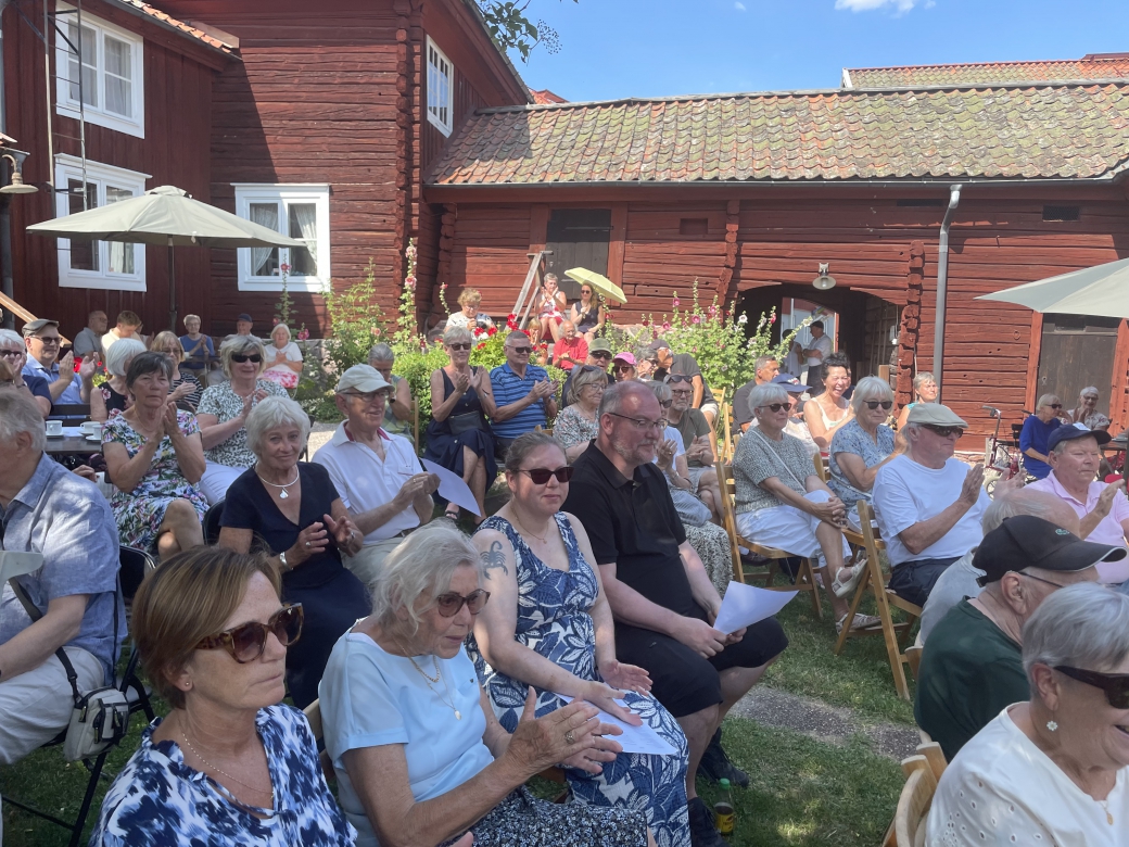sommarens publikrekord med 115 kaffegäster